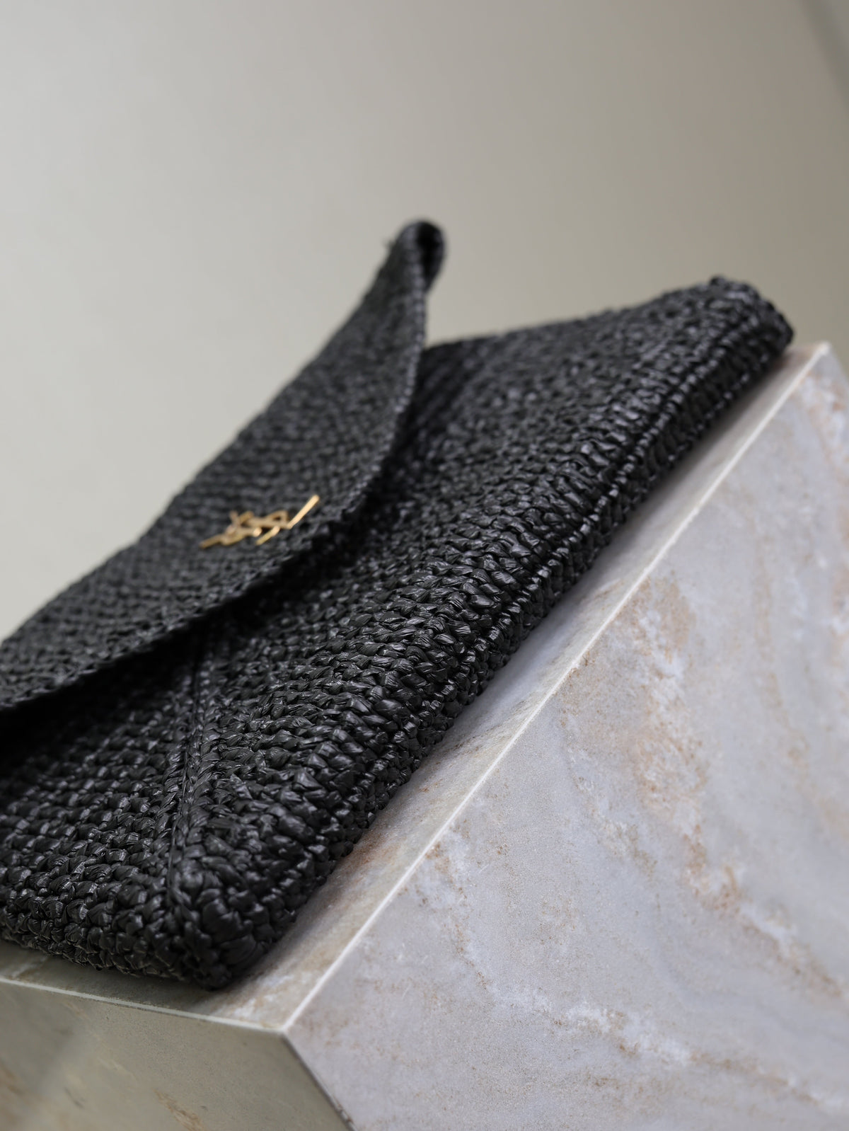 YSL 25S CASSANDRE LARGE ENVELOPE POUCH 29 IN BLACK RAFFIA GOLD HARDWRE