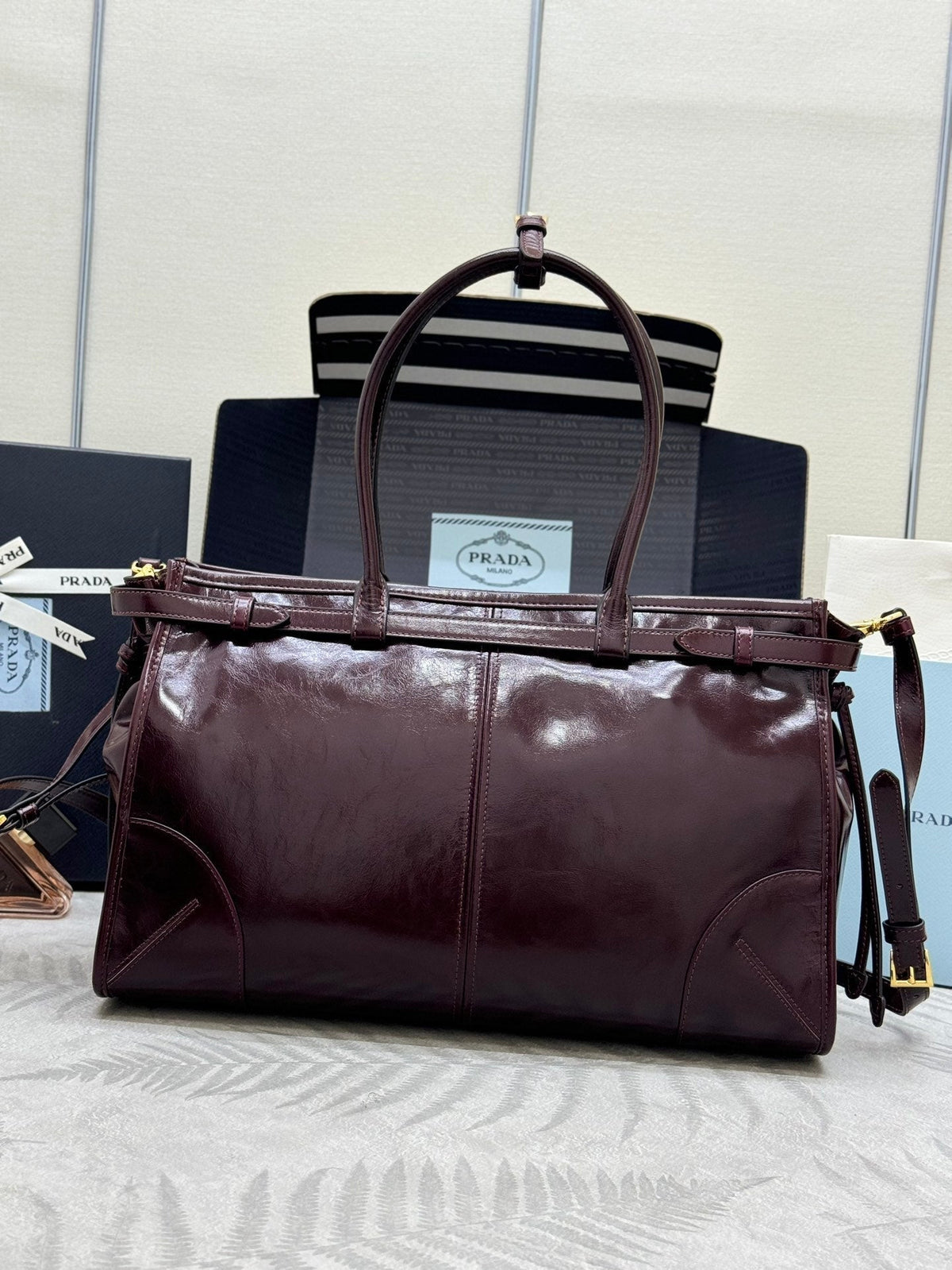 PRADA 25S BONNIE LARGE HANDBAG 38 IN BURGUNDY GLOSSY CALFSKIN GOLD HARDWARE