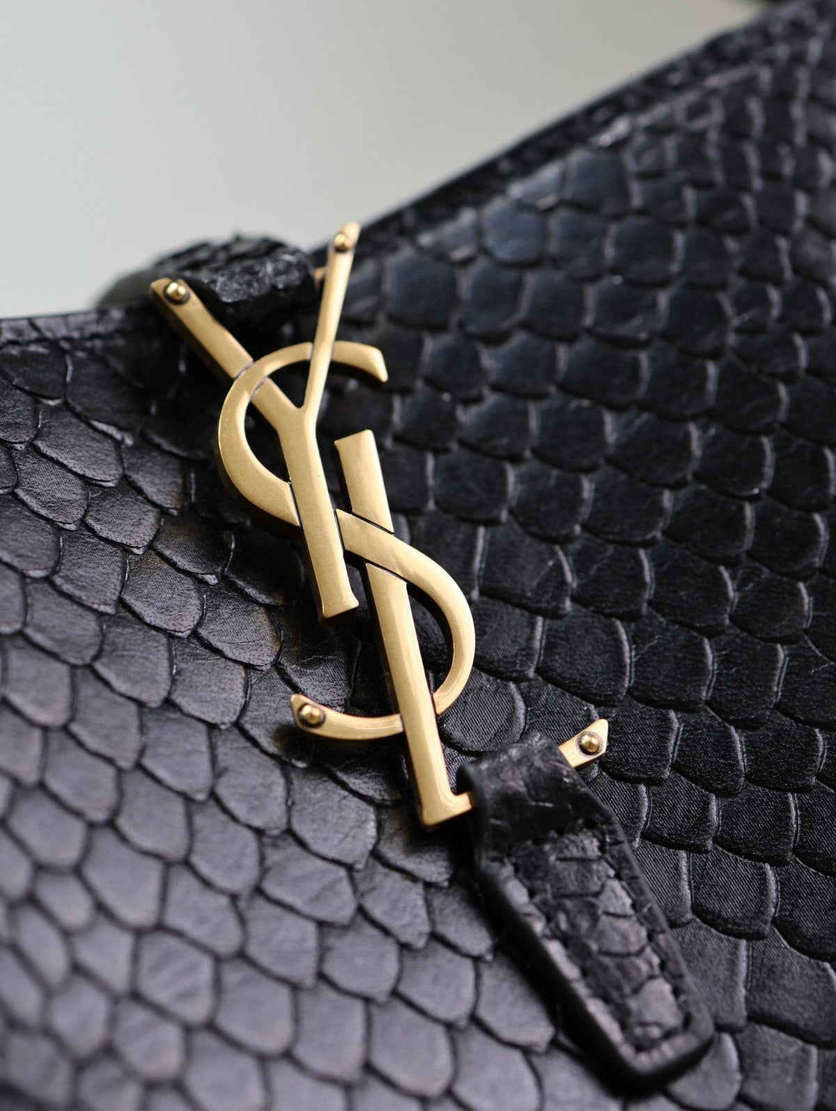 YSL 25S LE 37 20 IN BLACK SNAKE EMBOSSED CALFSKIN GOLD HARDWARE